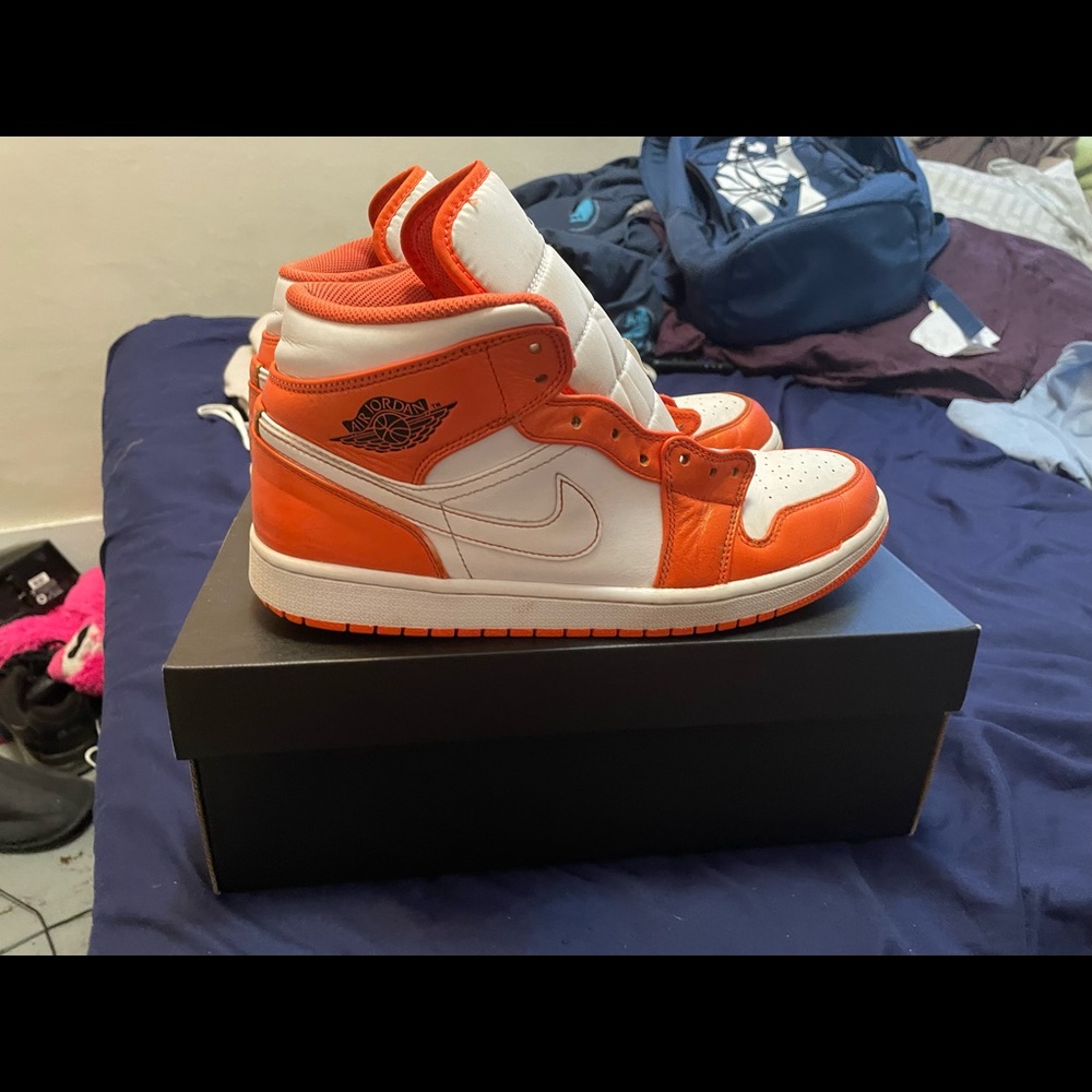 Cleaner pics of the Orange Jordan 1s, comes with box